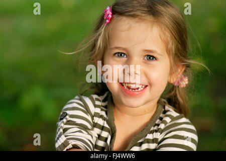 Felice bambina in un prato, ritratto, Germania Foto Stock