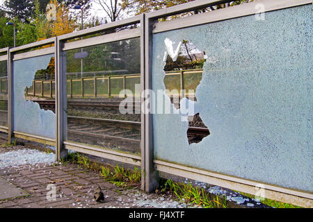 La rottura di un vetro causati da atti di vandalismo in corrispondenza di una stazione ferroviaria, Germania Foto Stock