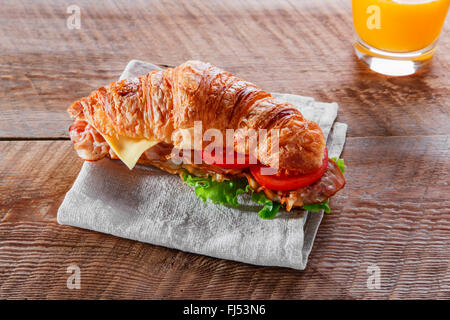 Sandwich con pancetta fritta formaggio croissant al pomodoro Foto Stock