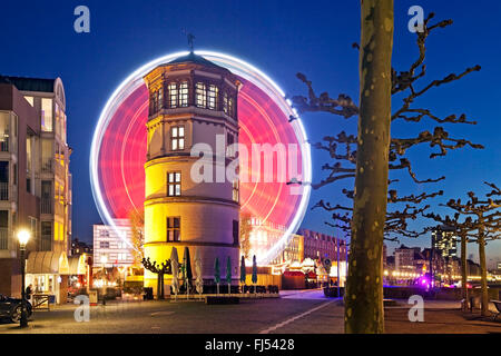Torre di castello di Dusseldorf con illuminata ruota panoramica Ferris in background, in Germania, in Renania settentrionale-Vestfalia, Duesseldorf Foto Stock