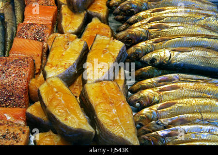 In filetti salmoni, halibuts e bucklings, affumicati Pesci ad una cabina di vendita Foto Stock