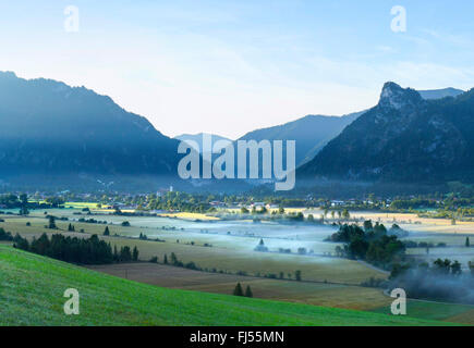 Prati e scenario di montagna- vista sul Kofel e Oberammergau con nebbia di mattina, in Germania, in Baviera, Oberbayern, Alta Baviera, Ammergebirge Foto Stock