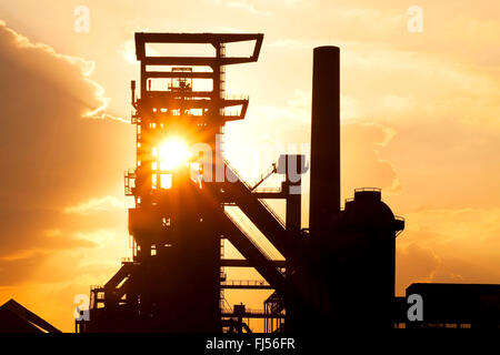 Chiuso altoforno Phoenix West nel distretto Hoerde al tramonto, in Germania, in Renania settentrionale-Vestfalia, la zona della Ruhr, Dortmund Foto Stock