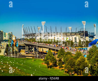 La folla spostando il loro modo per l'ingresso del MCG (Melbourne Cricket Ground), Melbourne Australia Foto Stock