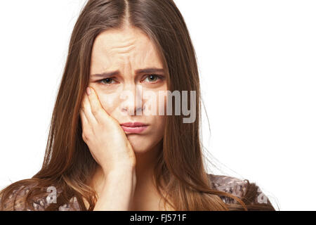 Ritratto di giovane donna bella con il mal di denti tenendo la mano sul suo pulcino. Isolato su bianco. Foto Stock