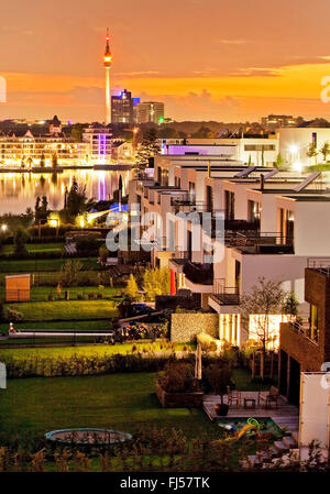 Nuova zona residenziale al Lago di Phoenix e Florianturm telecommunications tower di sera, in Germania, in Renania settentrionale-Vestfalia, la zona della Ruhr, Dortmund Foto Stock