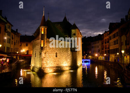 Palais de lAEIsle nella città vecchia di notte, Francia, Savoie Foto Stock