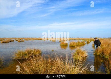 Giovane donna prende una foto in un paesaggio di aree inondabili al delta del Danubio, Romania, Dobrudscha, Biosphaerenreservat Donaudelta, Gheorgh SfÔntu Foto Stock