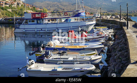 Vista di MOLIVOS, Mythimna. Lesbo, Grecia. Barche nella baia. Foto Stock