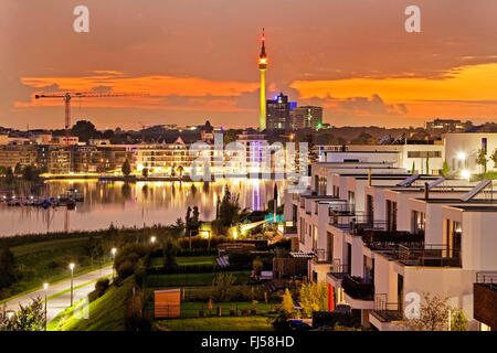 Nuova zona residenziale al Lago di Phoenix e Florianturm telecommunications tower di sera, in Germania, in Renania settentrionale-Vestfalia, la zona della Ruhr, Dortmund Foto Stock