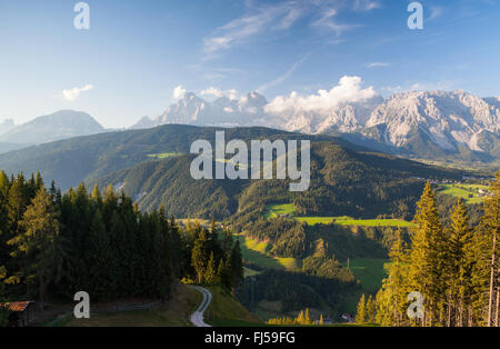 Vista da monte a valle in prossimità della città di Schladming in Austria Foto Stock