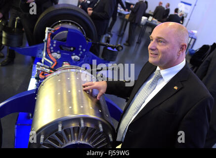 Berlino, Germania. Il 29 febbraio, 2016. Il Segretario di Stato per il traffico Rainer Bomba (CDU) in corrispondenza della seconda internazionale di autobus elettrici fiera del traffico tedesco Società Europea di Berlino, Germania, 29 febbraio 2016. 25 espositori internazionali presentano i loro prodotti il 29 febbraio e il 1 marzo. Credito: dpa picture alliance/Alamy Live News Foto Stock