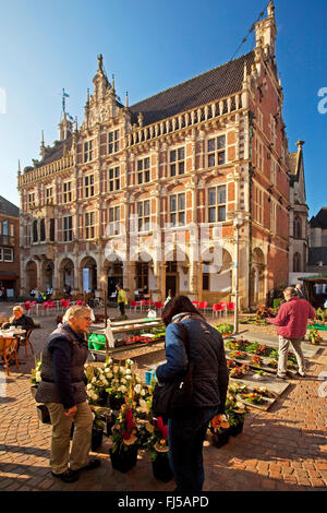 La gente sulla piazza del mercato di fronte al municipio storico di Bocholt, in Germania, in Renania settentrionale-Vestfalia, Muensterland, Bocholt Foto Stock