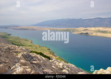 Vista da sveti Vid mountain all isola di Pag e le montagne di Velebit, Croazia Foto Stock