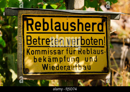 Segnale di avvertimento di uva phylloxeras in un vigneto, tenere spento, in Germania, in Renania Palatinato, Bad Kreuznach Foto Stock