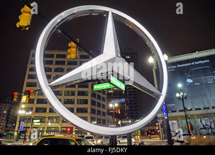 Detroit, Michigan, Stati Uniti d'America. Decimo gen, 2015. FILE - una Mercedes Benz logo che si vede di fronte all hotel a Detroit, Michigan, Stati Uniti d'America, 10 gennaio 2015. Foto: ULI DECK/dpa/Alamy Live News Foto Stock