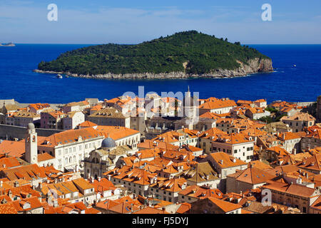 Vista dalle mura della città vecchia, isola di Lokrum in background, Croazia, Dubrovnik Foto Stock