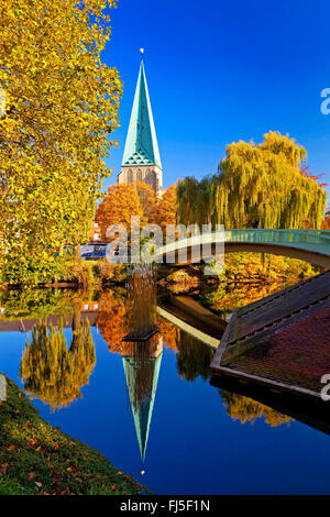 St. Georg la Chiesa lungo il corso del fiume del Bocholter Aa , in Germania, in Renania settentrionale-Vestfalia, Muensterland, Bocholt Foto Stock