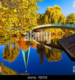 St. Georg la Chiesa lungo il corso del fiume del Bocholter Aa , in Germania, in Renania settentrionale-Vestfalia, Muensterland, Bocholt Foto Stock