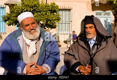 Due nativi vecchi uomini in abiti tradizionali, Tunisia Foto Stock