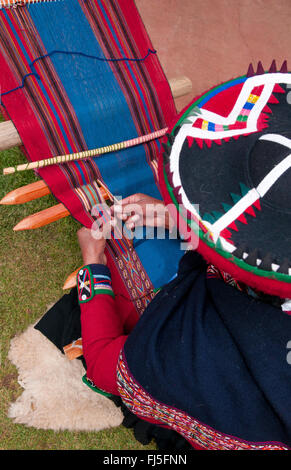 Donna tessitura di un tappeto tradizionale, Perù, Cuzco Foto Stock
