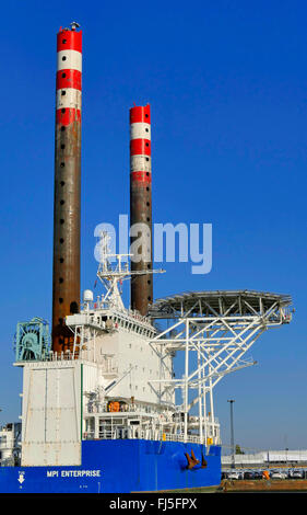 Installazione di una turbina eolica imbarcazione MPI Enterprise in porto, Germania, Bassa Sassonia, Bremerhaven Foto Stock