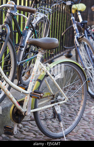 Gli studenti universitari biciclette incatenati a ringhiera fuori Radcliffe Camera. Oxford. Inghilterra Foto Stock