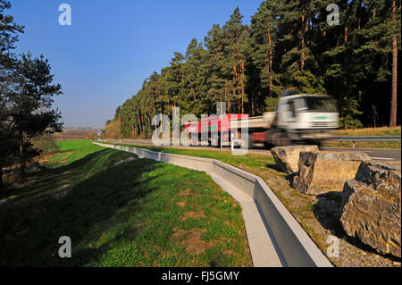 Permanente di recinzione di anfibio e galleria di una strada, Germania Foto Stock