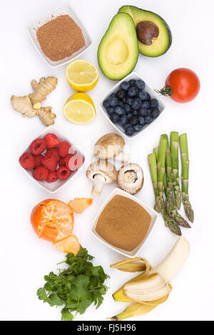 Un assortimento di sano, alimenti freschi su uno sfondo bianco. Foto Stock