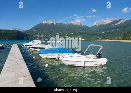 Il molo di Duingt presso il lago di Annecy con Duingt castello e un panorama con le montagne di Savoyan Tournette e ammaccature du Lanfon Foto Stock