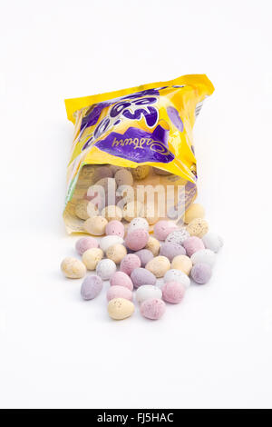 Un pacchetto di Cadbury's mini uova. Foto Stock