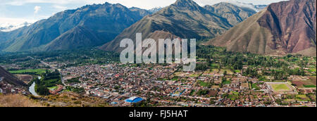 Panoramica Panoramica della piccola città di Urubamba, Perù, fiume Urubamba Foto Stock