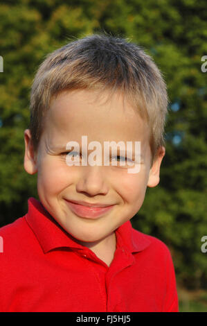 Sorridente little boy, il ritratto di un bambino Foto Stock