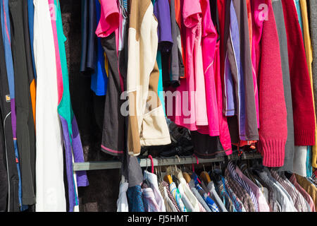 Un assortimento di indumenti usati su una strada del mercato Foto Stock