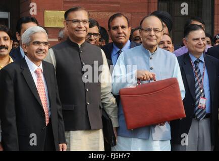 New Delhi, India. Il 29 febbraio, 2016. Indiano Ministro delle finanze Arun Jaitley, destra, detiene la custodia contenente il bilancio federale come egli si allontana dal blocco del nord verso il Parlamento insieme con il Ministro di Stato per le finanze Jayant Sinha, sinistra, febbraio 29, 2016 a New Delhi, India. Il bilancio è destinato a favorire la crescita di fattoria e attraente per i poveri delle zone rurali. Foto Stock