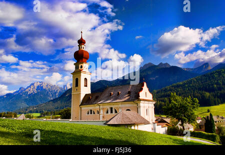 Santo Stefano Chiesa con il campanile con Dolomiti dietro a Villabassa Italia nei pressi di Dobbiaco, Italia, Alto Adige, Dolomiti, Dobbiaco Foto Stock