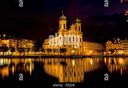 Esposizione di notte del lago e chiesa Jesuiten in Lucerna, Svizzera, Lucerna Foto Stock