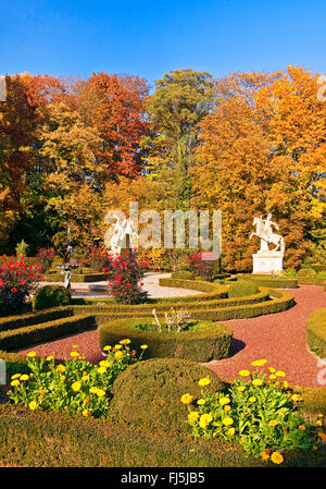 Francese giardino formale del castello di Anholt in autunno, in Germania, in Renania settentrionale-Vestfalia, Muensterland, Isselburg-Anholt Foto Stock