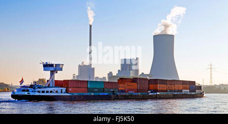 Contenitore nave sul Reno, Walsum power plant in background, in Germania, in Renania settentrionale-Vestfalia, la zona della Ruhr, Duisburg Foto Stock