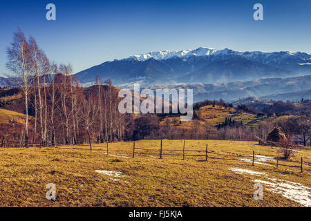 Il rumeno paesaggio alpino paesaggio delle valli di montagne di Bucegi, contea di Brasov, Romania. Foto Stock