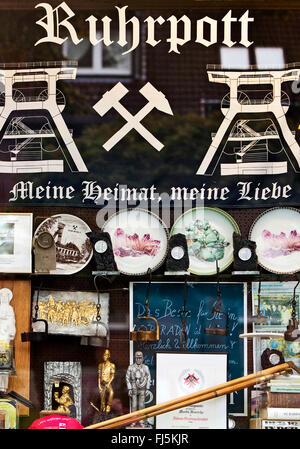 Valle della Ruhr, negozio di souvenir in una vetrina di un chiosco, in Germania, in Renania settentrionale-Vestfalia, la zona della Ruhr, Bergkamen Foto Stock