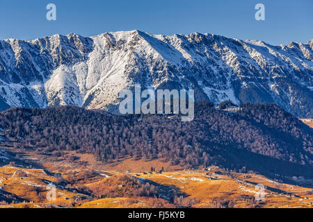 Paesaggio con snowy Piatra Craiului mountain ridge in Piatra Craiului National Park, la contea di Brasov, Romania. Destina di viaggio Foto Stock