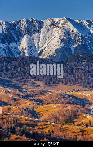 Paesaggio con snowy Piatra Craiului mountain ridge in Piatra Craiului National Park, la contea di Brasov, Romania. Destina di viaggio Foto Stock