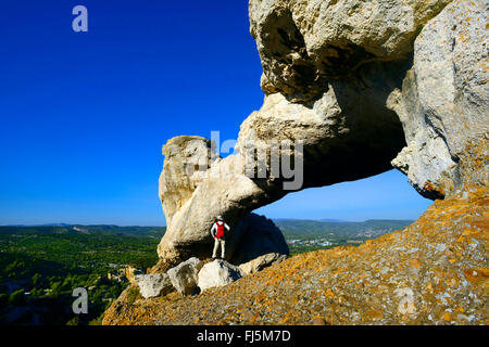 Wanderer alla roccia arch nel parco nazionale dei calanchi, Francia Provenza, Calanques National Park, La Ciotat Foto Stock