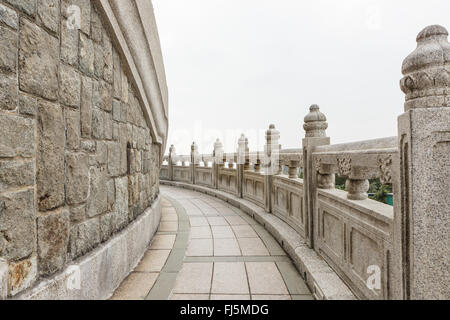 Passerella di pietra intorno a Big Buddha hong kong Foto Stock