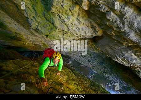 Scalatore sulla via ferrata nel canyon di Etroits, Francia, Hautes Alpes, Saint Etienne en Devoluy Foto Stock