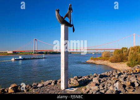 La scultura traghettatore di anime con la nave da carico e il ponte sul Reno, in Germania, in Renania settentrionale-Vestfalia, Basso Reno, Emmerich Foto Stock