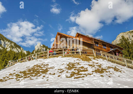 PIATRA CRAIULUI, Romania - 14 febbraio 2015: turisti non identificato di riposo e di godere di un inverno giornata soleggiata al vecchio Curmatur in legno Foto Stock