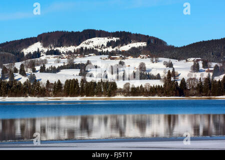 Forggensee lago e montagna Zwieselberg in inverno, in Germania, in Baviera, Oberbayern, Alta Baviera, Ostalgaeu Foto Stock