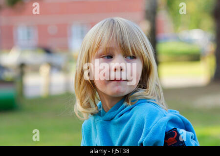 Little Boy con lunghi capelli biondi, ritratto di un bambino, Germania Foto Stock